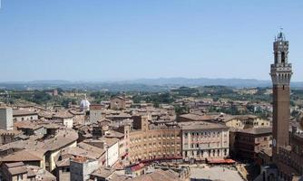 schöne luftaufnahme von siena mit seinem platz und turm foto