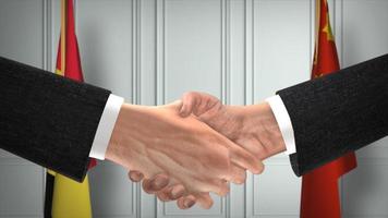Geschäftstreffen der belgischen und chinesischen Beamten. Diplomatie-Deal. Handschlag des Partners foto