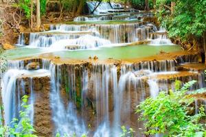 erstaunlicher bunter wasserfall im nationalparkwald während des frühlings, schöner tiefer wald in thailand, technische langzeitbelichtung, während des urlaubs und der entspannungszeit. foto