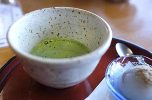 Nahaufnahme einer Tasse Macha in einem japanischen Restaurant foto