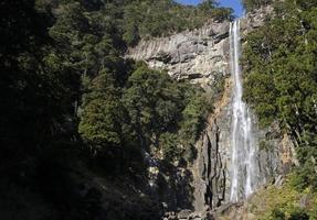 Nachi-Wasserfall in der Nähe von Kii-Katsuura in Japan an einem sonnigen Tag foto