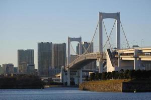 Regenbogenbrücke über die Bucht von Tokio in Tokio, Japan foto