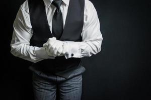 porträt von butler oder kellner in weißen handschuhen, die begierig darauf sind, behilflich zu sein. konzept der dienstleistungsbranche und der professionellen höflichkeit. foto