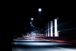 dunkler Tunnel mit fahrendem Fahrzeug. Tunnel mit Lichtspuren. foto