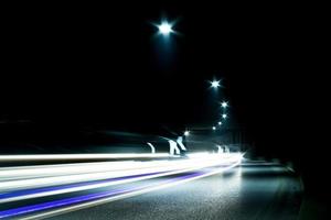 dunkler Tunnel mit fahrendem Fahrzeug. Tunnel mit Lichtspuren. foto