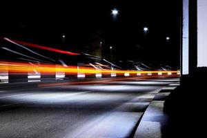 dunkler Tunnel mit fahrendem Fahrzeug. Tunnel mit Lichtspuren. foto