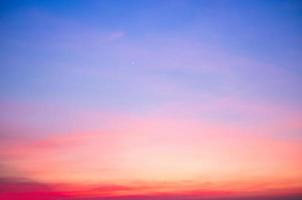 schöne Farbverlaufsorange und Ranibow-Farbwolken und Sonnenlicht auf dem blauen Himmel, perfekt für den Hintergrund, nehmen Sie Everning, Twilight auf foto