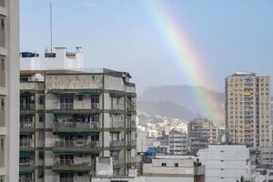 rio, brasilien - 03. januar 2023, regenbogenszene im stadtgebiet mit gebäude foto