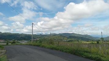 naturlandschaftsansicht straße und berg in semarang indonesien foto