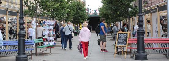 sankt petersburg russland - 16.07.2022 marktplatz mit buch mit blauem himmel. Marktplatz-Event im Freien foto