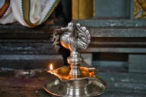 mahe seychellen kerzenflamme im hindu-tempel in der stadt victoria foto