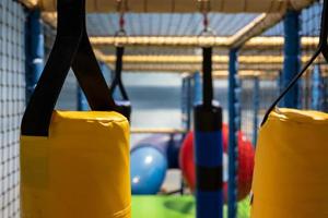 sicherer Spielplatz. weiche Konstruktionen und Netze, um Stürze im Kindervergnügungspark zu verhindern. foto