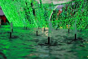 Springbrunnen oder Wassertanzshow bei Nacht mit buntem Licht mit schwarzem Hintergrund foto