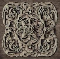 abstraktes florales Design, eingraviert in Holzkunst zur Dekoration foto