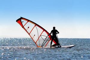 Windsurfer nimmt das Segel auf foto