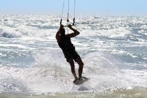 Silhouette des Kitesurfers foto