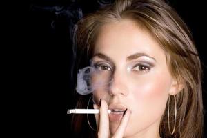 Porträt der schönen jungen Frau mit einer Zigarette 2 foto