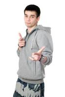 junger Mann im grauen Sweatshirt foto