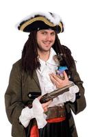 Mann in einem Piratenkostüm mit kleinem Hund foto