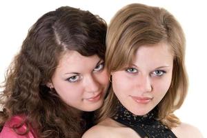 Portrait der beiden jungen Schönheitsfrauen. isoliert. foto