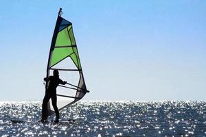 Silhouette einer Windsurferin foto