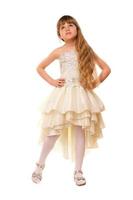 schönes kleines Mädchen in einem beigen Kleid foto