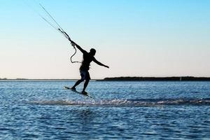 Silhouette eines Kitesurfers foto