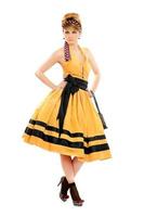 nette junge Frau im gelben Kleid foto