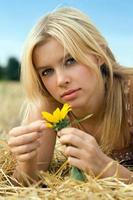 junge Bondfrau mit Blume foto
