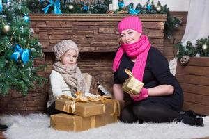 Frau und Mädchen in Wintermützen und Schals foto