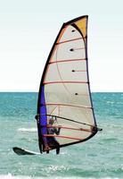 Silhouette eines Windsurfers auf dem Meer foto