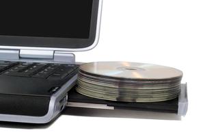 Laptop mit überlastetem DVD-Laufwerk. isoliert auf weißem Hintergrund foto