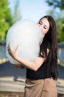 junge Brünette mit Zuckerwatte foto