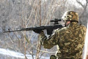 Porträt eines Soldaten mit einem Scharfschützengewehr foto