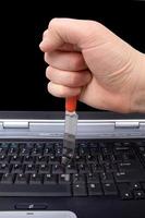 Hand mit einem Messer in der Laptop-Tastatur foto