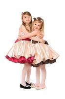 Zwei glückliche kleine Mädchen in einem Kleid foto