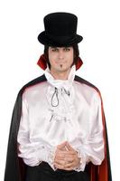 junger Mann in einem Anzug von Graf Dracula foto