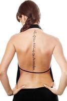 junge Frau mit einem Tattoo auf dem Rücken foto