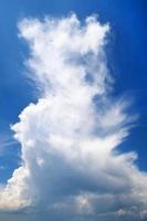 schöner blauer Himmel mit Wolkenhintergrund foto