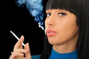 Porträt der netten Frau mit einer Zigarette foto