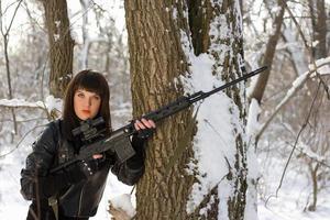 hübsche Frau mit einem Scharfschützengewehr foto