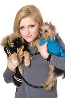 Porträt einer hübschen Blondine mit zwei Hunden. isoliert foto