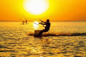 Silhouetten von Windsurfern foto