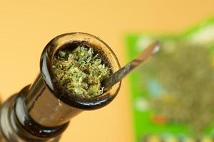 Bonggitter voller medizinischem legalem Cannabis. Marihuana-Rauchzubehör aus nächster Nähe foto