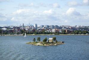 winziges haus auf einer kleinen insel in helsinki foto