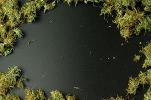 Cannabisblütenknospen liegen flach im Hintergrund mit Kopierraum foto