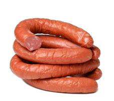 geräucherte Wurst auf einem weißen, isolierten Hintergrund foto