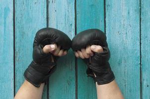 männliche hände in handschuhen zum boxen foto