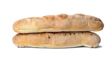 Zwei gebackene Baguettes aus weißem Weizenmehl auf weißem Hintergrund foto