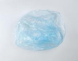 blaue Plastiktüte für Müll auf weißem Hintergrund foto